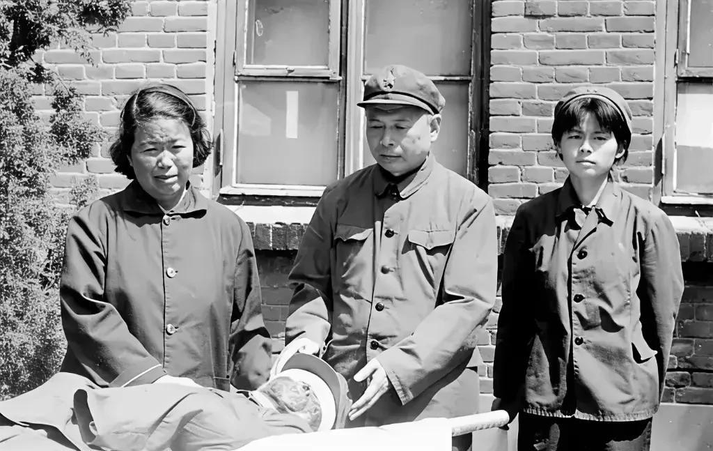 常向是沈阳军区空军副司令员常仲连之子，1980年6月6日，常向在组织战术训练时负
