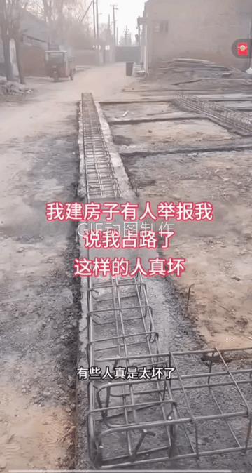 “虎不欺山，人不欺路。”堵别人走的路，其实就是堵自己的路。
有网民说，不知情况就