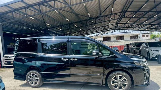 丰田VOXY家用MPV：一场温馨与科技交织的家庭出行变革之旅