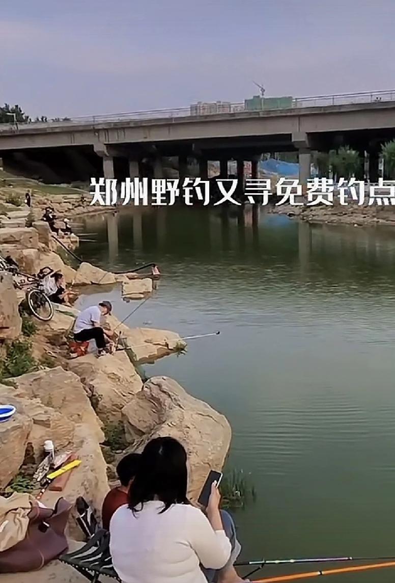 #分享一张钓鱼人的照片# #往昔，垂钓多是老年人修身养性之举；如今，年轻人也纷纷