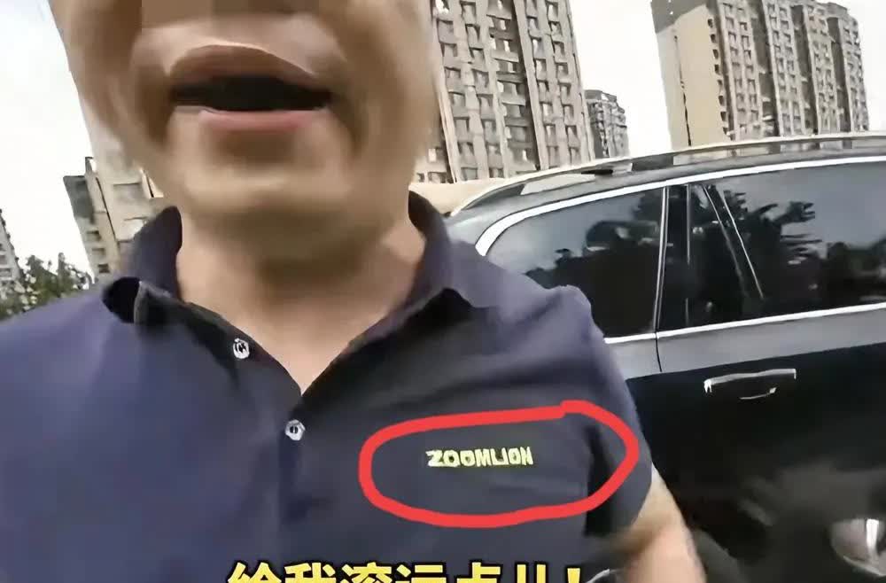 大家都搞错了，中联重科的严正声明说得没错，跟他们没关系。这位男子衣服上的LOGO