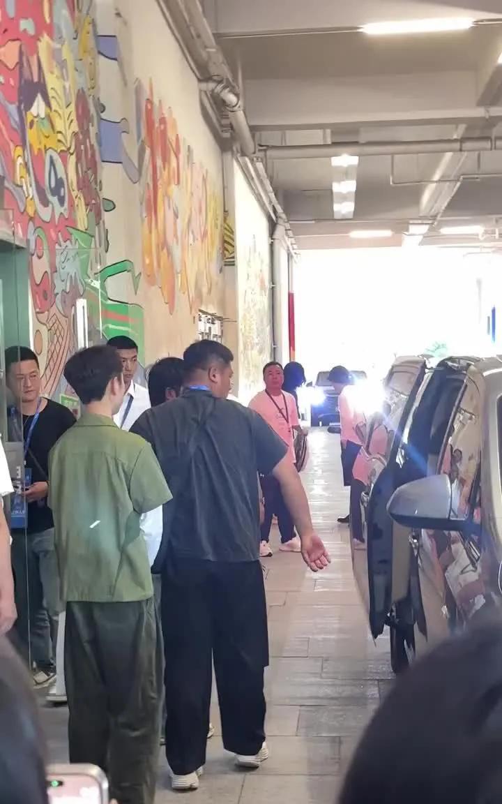 救命！陪姐妹追星竟偶遇林更新，这是什么神仙运气！
家人们！我必须连夜开麦分享这段