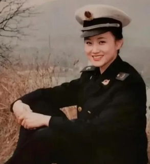  她当兵时的照片真是美极了，军装加身，英姿勃发，飒爽迷人！

 这位从山寨里走出