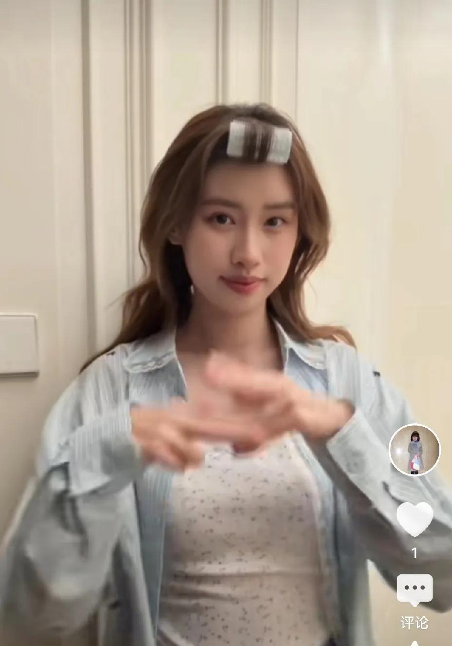 这个徐朵真是越长越像冯小刚了。
嘴巴和神情都有些像。
现在这个女孩频繁出镜，很多