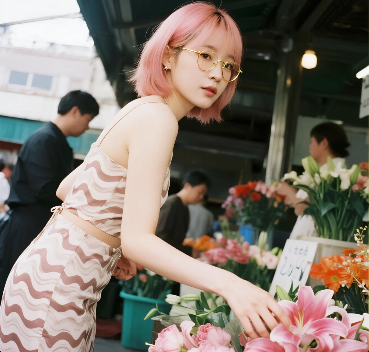 她与鲜花同框：花店里的清纯侧颜，美得不染尘埃