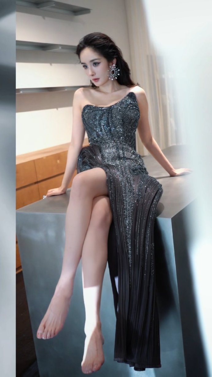 vogue红毯  杨幂又玩抽象了