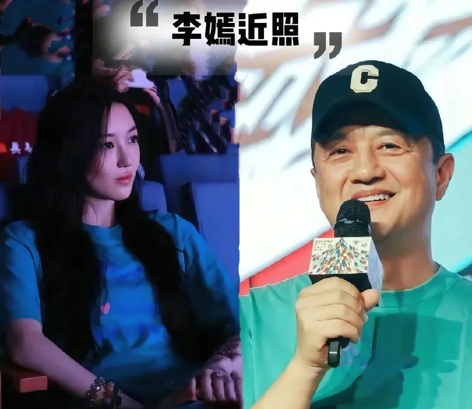 李嫣最新露面，居然被网友质疑整容了！
近日，李嫣陪着父亲李亚鹏一起去了嫣然天使基