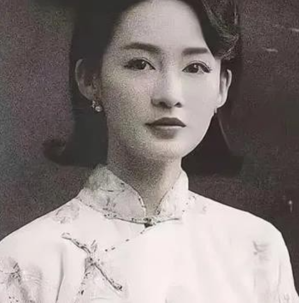 1918年，莫秀英结婚6年不能生育，被丈夫赶出家门。无路可去时，被一名年轻军官看