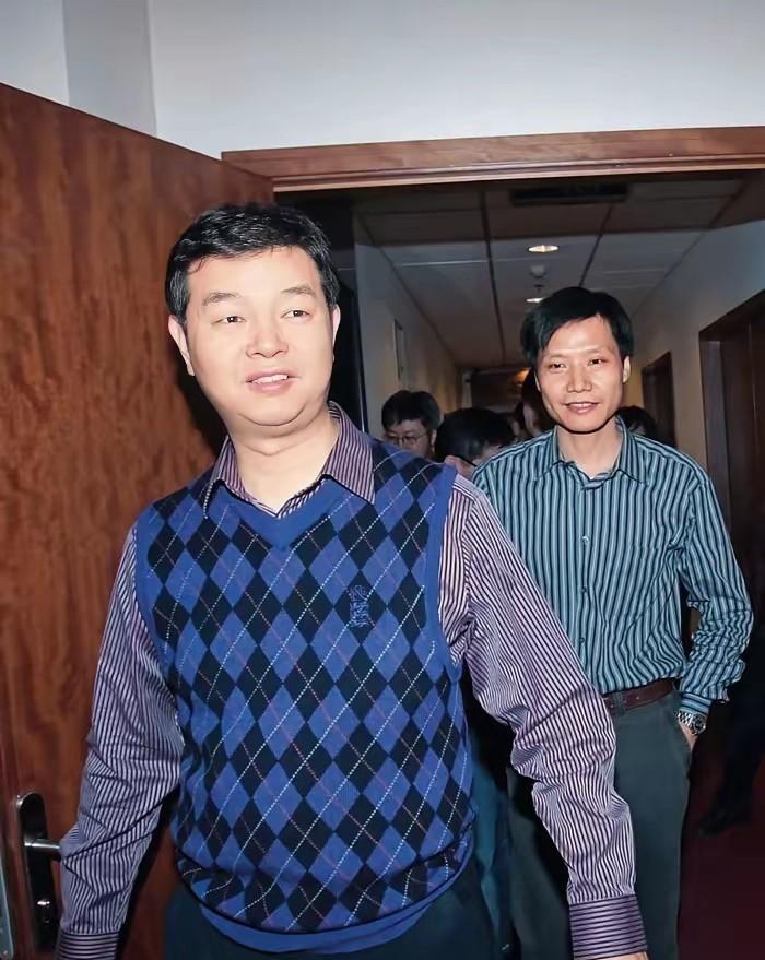 一个是开发了WPS，一个是破解了WPS。
求伯君最大的人生财富就是遇到并重用了雷