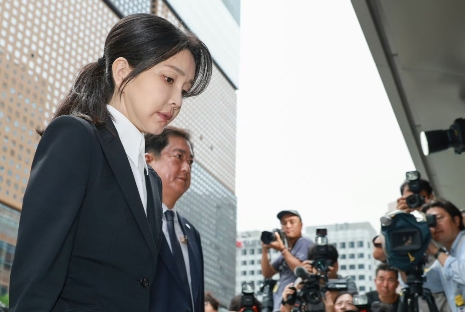 突发！韩国前第一夫人金建希主动接受调查，尹锡悦此前的顽抗恐成徒劳
刚刚，韩国前总