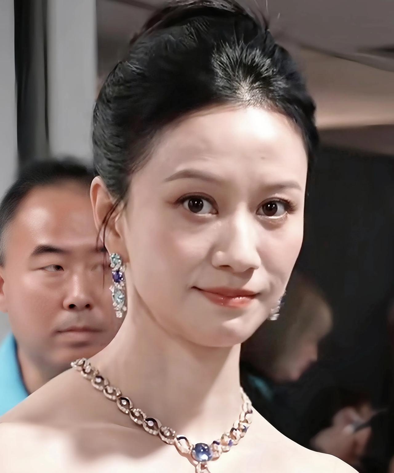 47岁的初代全民女神倪虹洁（曾代言“婷美”而深入人心）亮相活动现场，短短数步路间