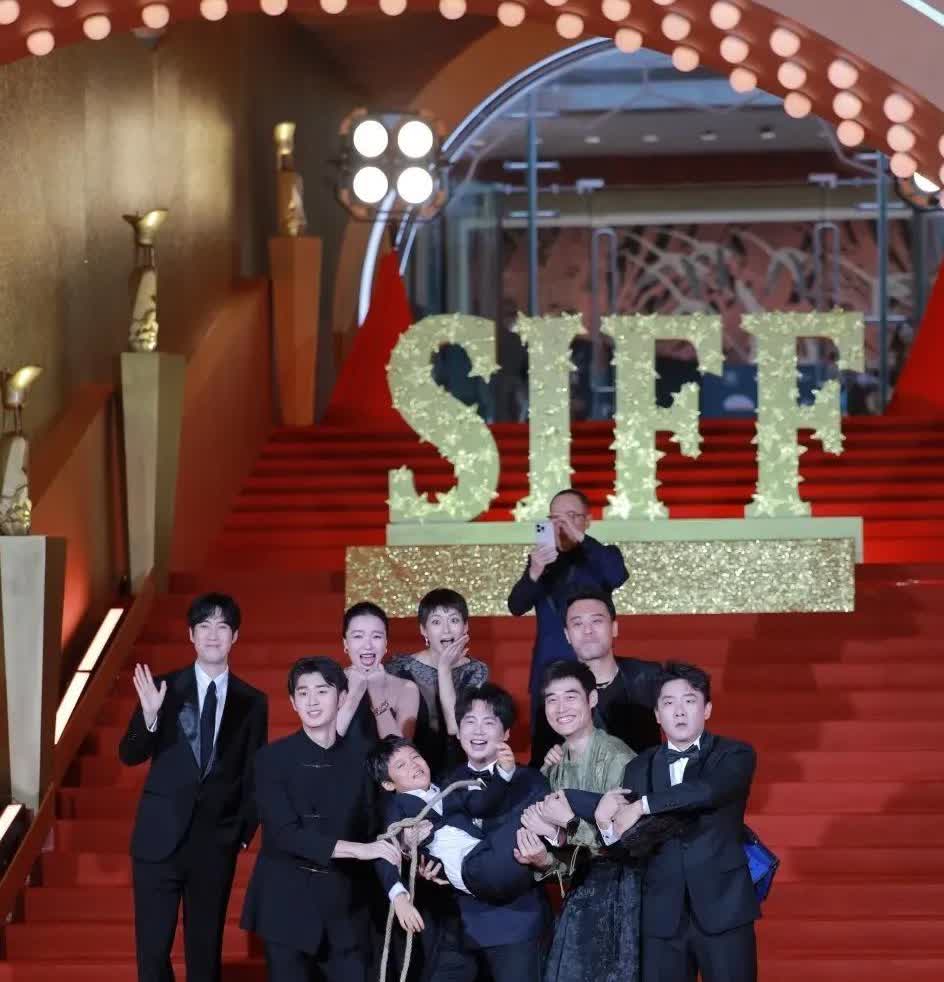 郭麒麟上海电影节一记耳光甩得所有人哑口无言！

这郭麒麟的操作笑死我了！
