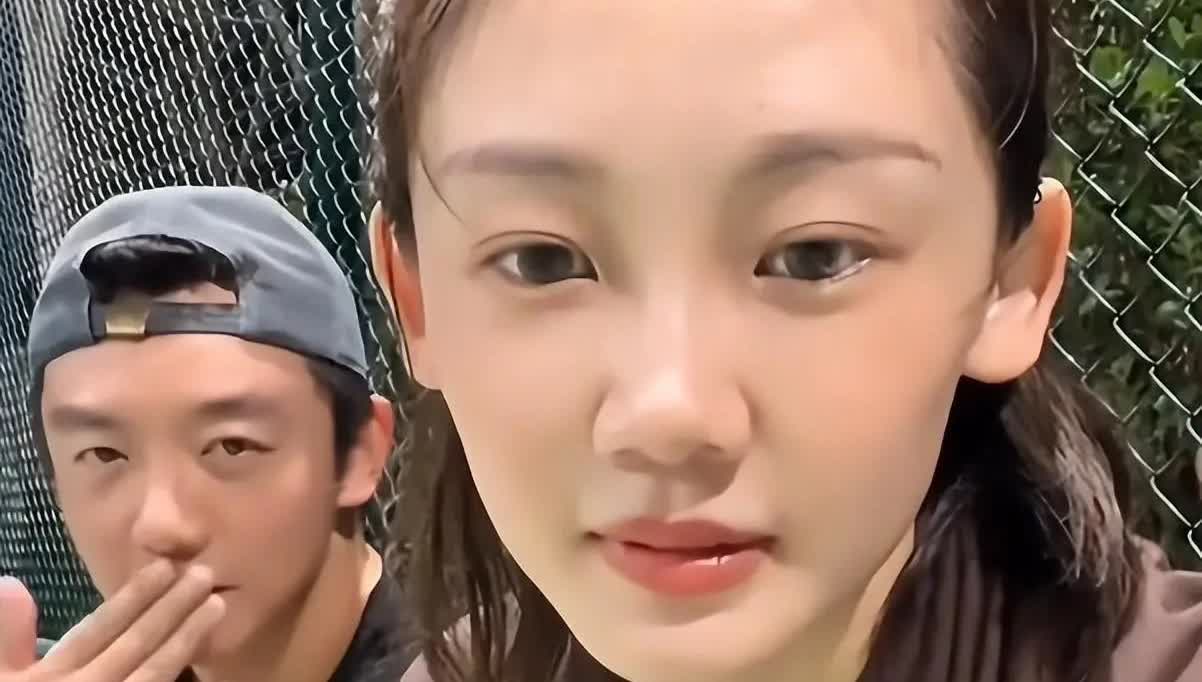 苗苗陪老公打双人网球，全身发力时，腿上肌肉比郑恺的还发达