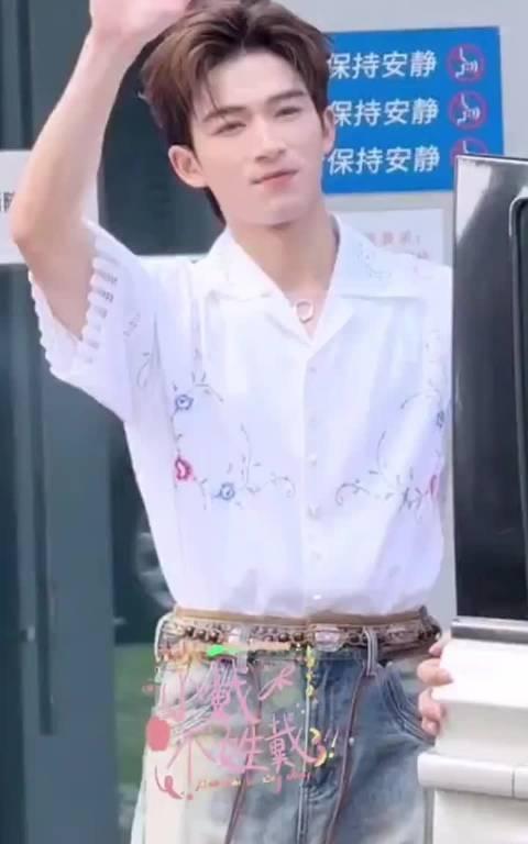 王星越hi6今日上班路透，学长很帅，状态超好