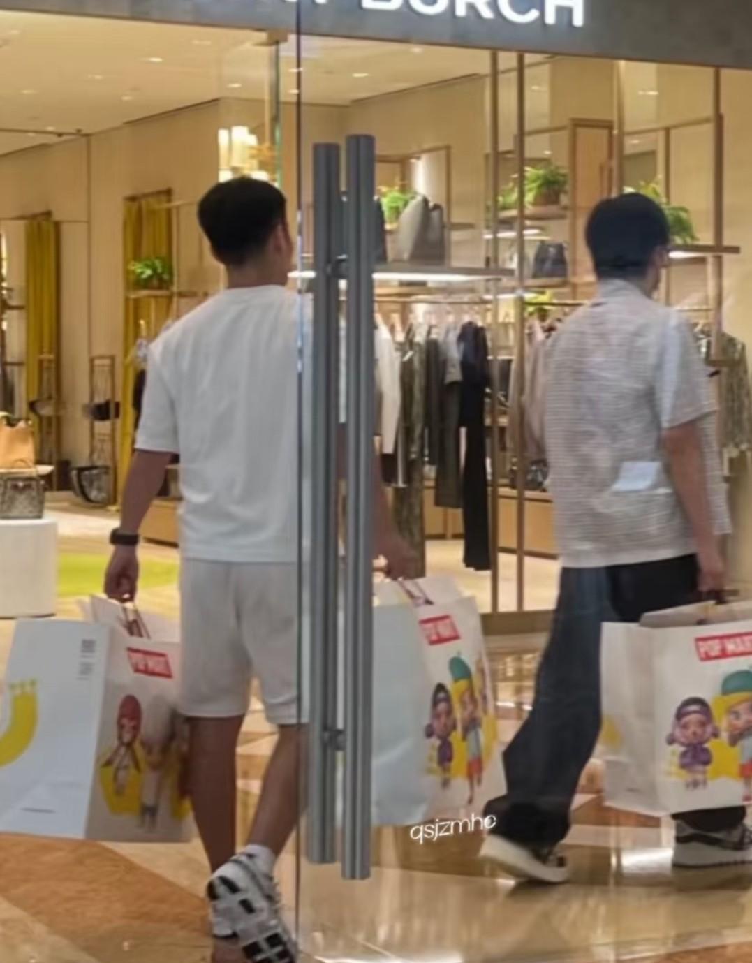 头哥这是去澳门扫货了啊……
就说两人这么三大袋子是买了多少啊？有网友说，这买回去