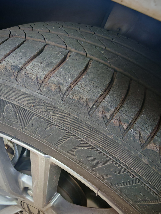 六万公里的轮胎
问一下各位车友 六万公里的轮胎 正常吗