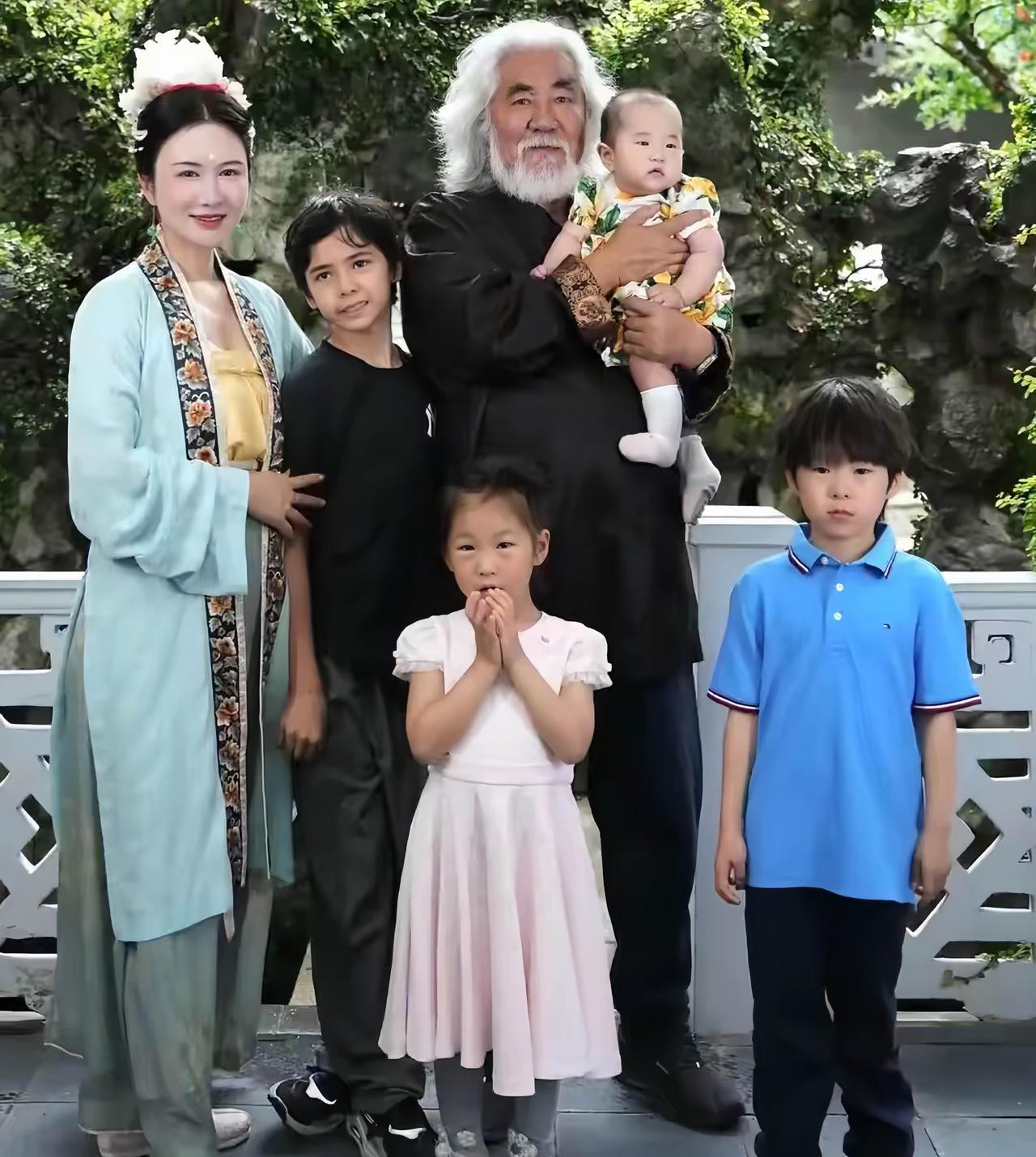 张纪中一家五口合影，感觉他抱着的“小龙珠”，最像他了！
74岁的张纪中，虽然满头