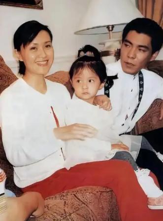 1989年，22岁的歌手屠洪刚在美国演出时，遇到了年仅19岁的中美混血美女黛西，