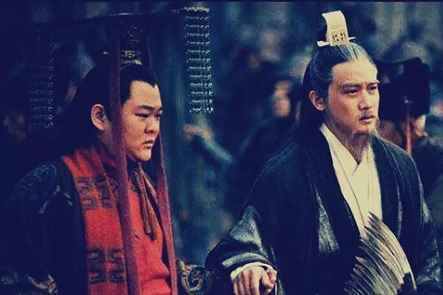 刘备死后，诸葛亮专权到了何等地步？刘禅说了8个字道破个中玄机
刘备白帝城托孤时，