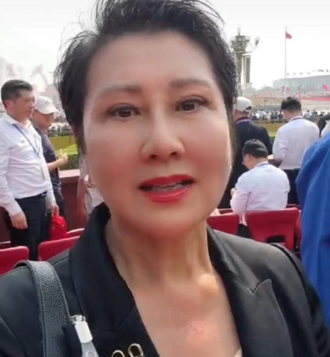 张老师看到和平鸽放飞那一刻，我们都热泪盈眶，都有体会，感触太大了。都哭得稀里哗啦