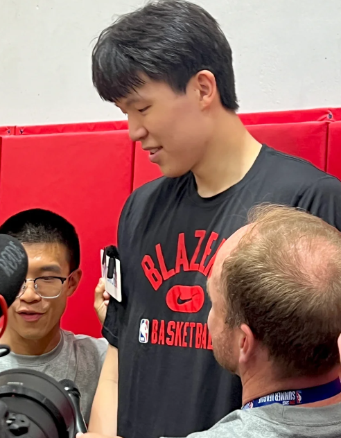 拉斯维加斯NBA夏季联赛，杨瀚森赛前训练

杨瀚森赛前训练现场直击，超多媒体围观