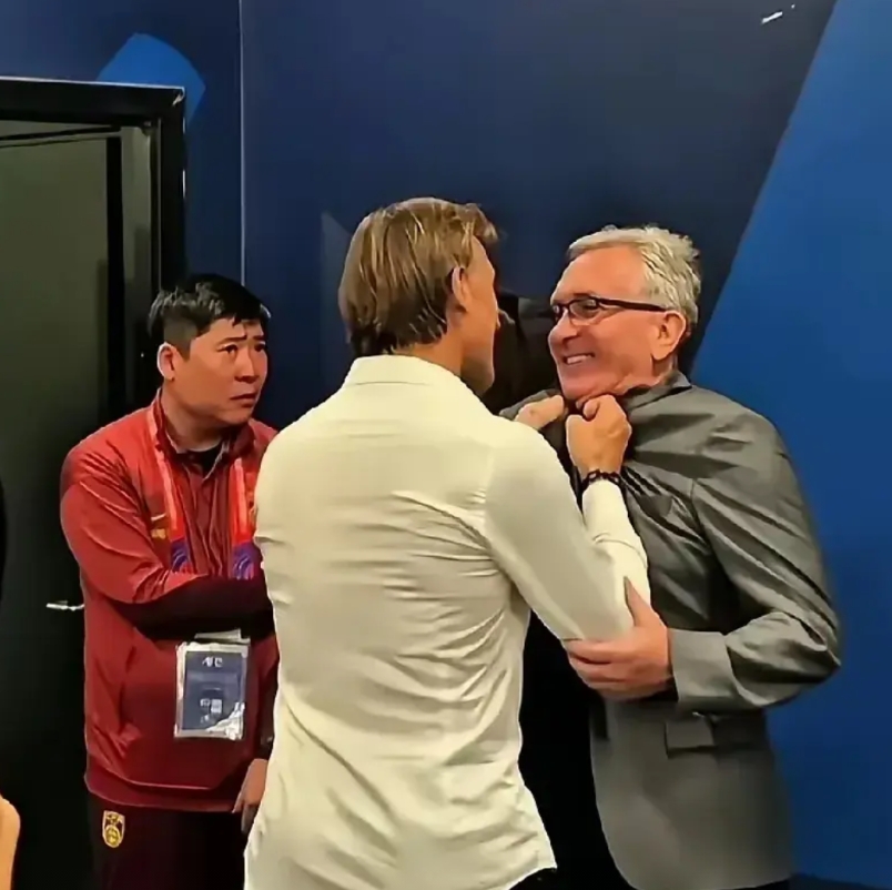 欺人太甚！
昨天的世预赛我们0-1沙特，本来就已经输球了，没想到还输人了。
赛后