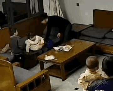 “这是亲奶奶干的事儿吗？”近日，河南一个四五岁的小女孩因为撕书，被爷爷奶奶打，看