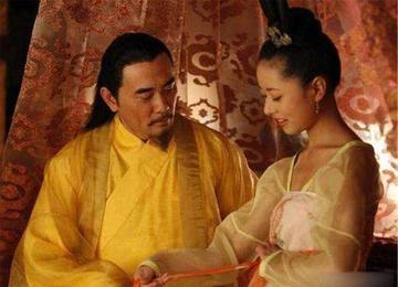 1189年，一名宫女正服侍宋光宗洗澡，宫女的手抚摸在宋光宗身上，宋光宗觉得她的皮