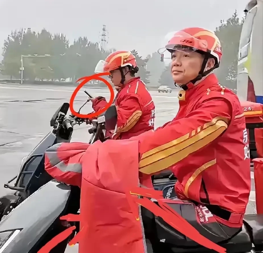 现如今有几个企业家能做到刘强东这样？
这是体验生活，也是鼓励员工的做法。
现在的