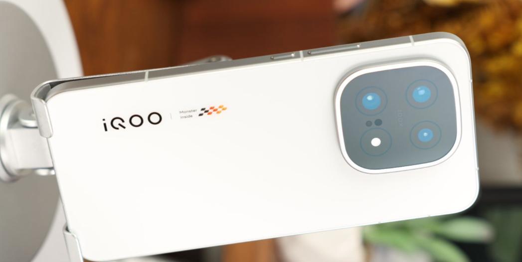 iQOO15最新配置来一波：
1.芯片方面，搭载骁龙8 Elite Gen5+自