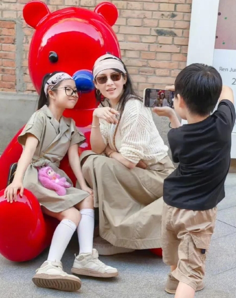 六一节章子怡晒娃，并配文“陪伴孩子是上天的恩赐”，女儿醒醒越来越出众，弟弟可爱的