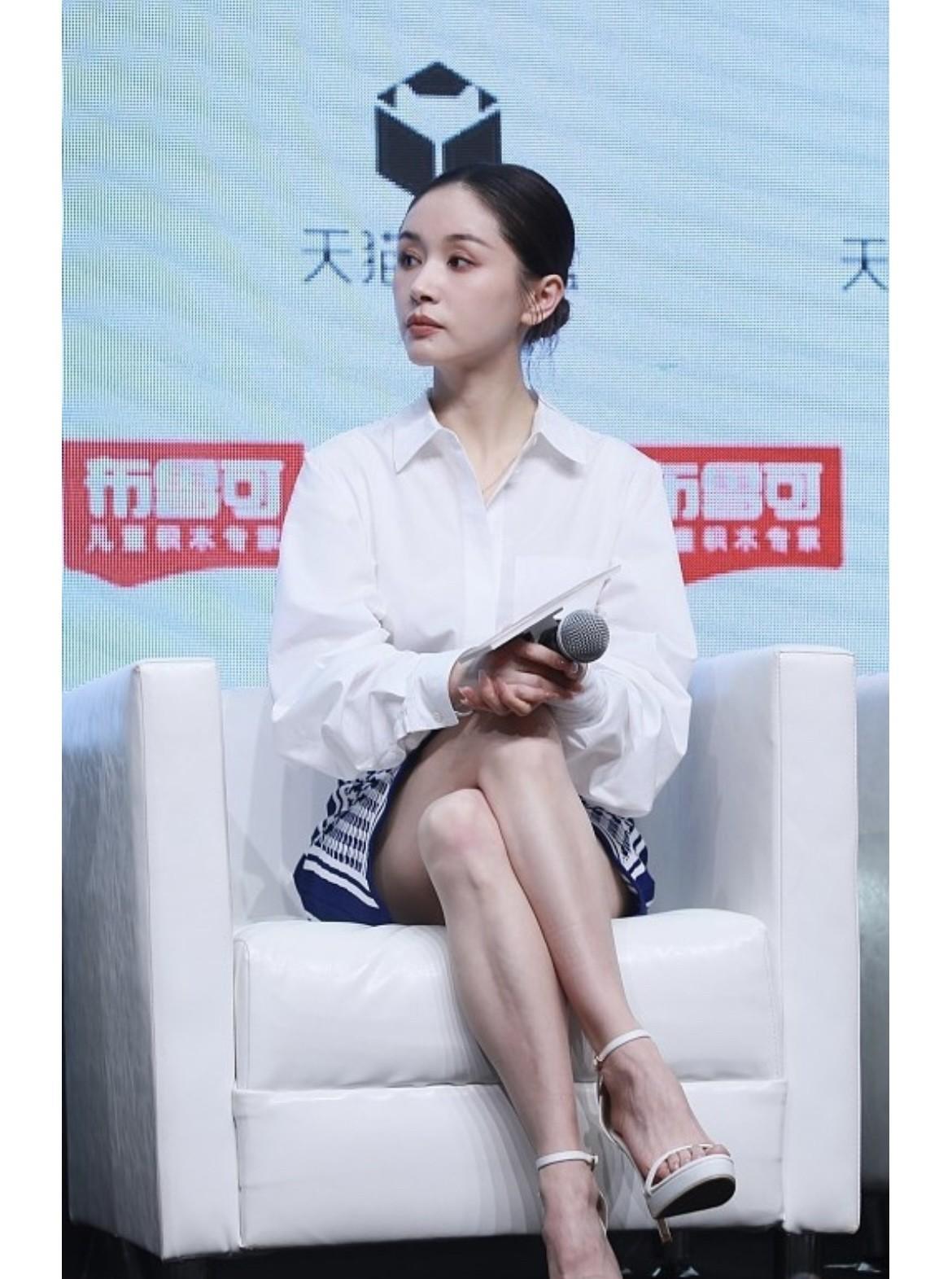 王子文
手中紧握麦克风。