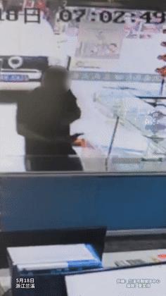 看哭了！男子去药店买速效救心丸，还没等走出店门就突发心脏骤停！不料，店长的一个动