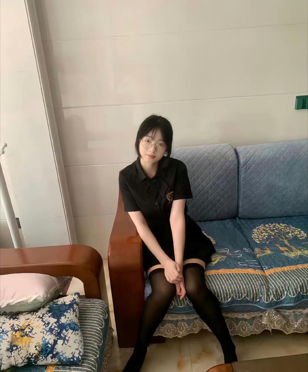 一个人在家好无聊，又热