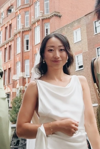 苗彤晒婚纱照引发热议，星二代背后的演艺事业与低调生活