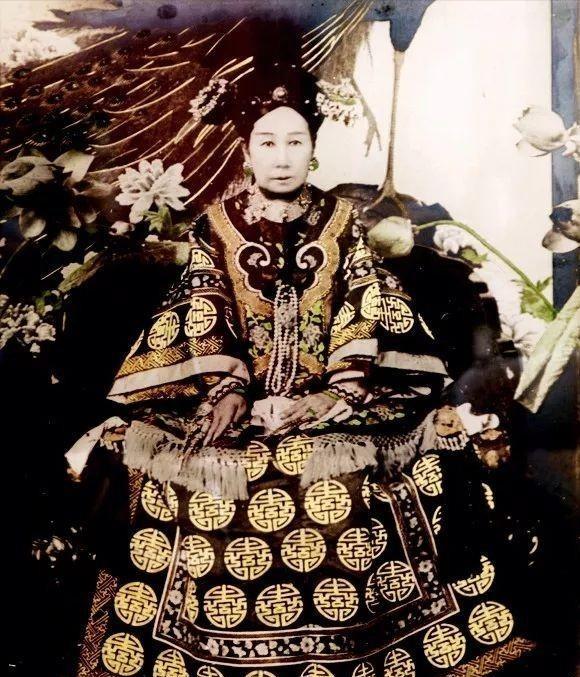 1880年，慈禧太后身患隐疾，焦虑万分。



1880年，紫禁城笼罩在动荡的晚