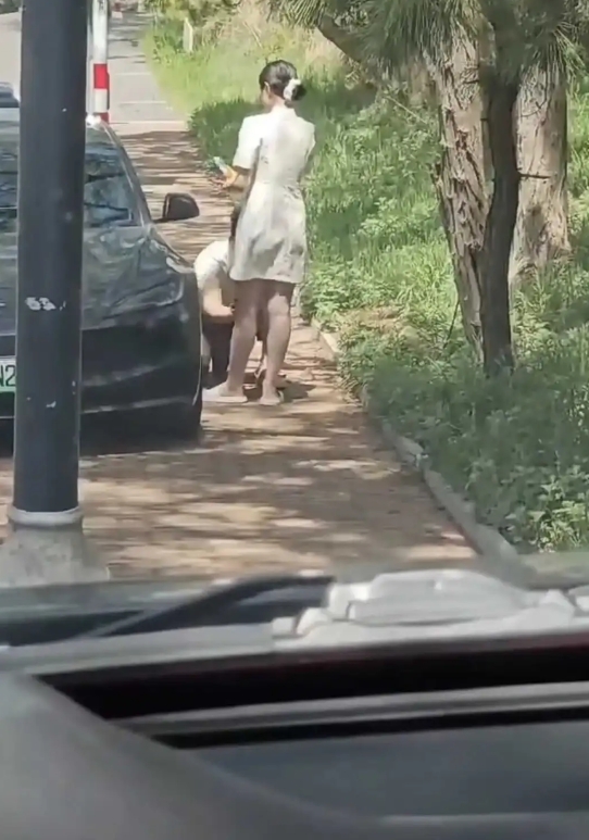 前面的特斯拉车主在干嘛?