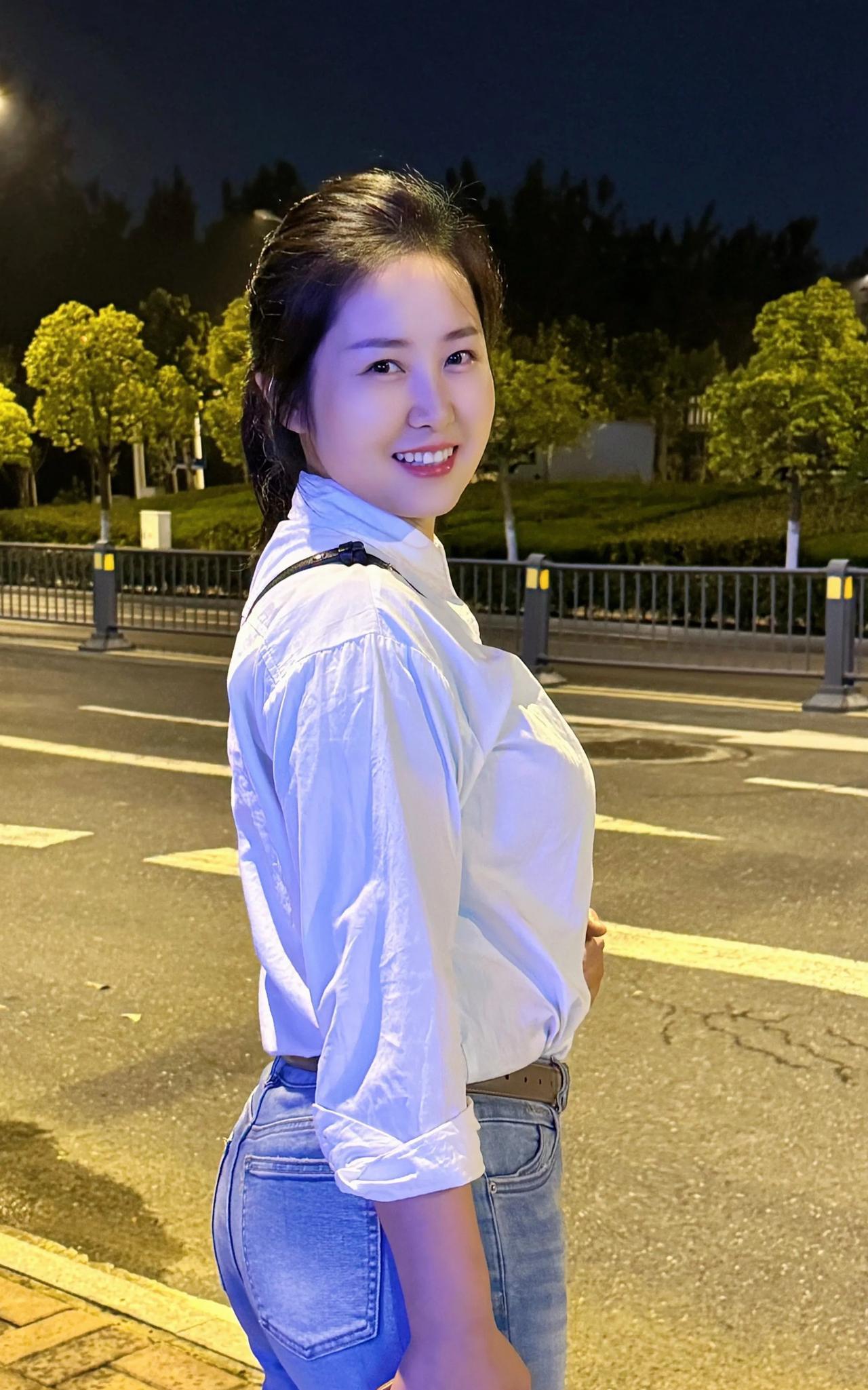 原来岁月所赠予的这般美好，恰如阳光对万物绵长的拥抱，终将生命酿成一杯甘醇的暖酒。