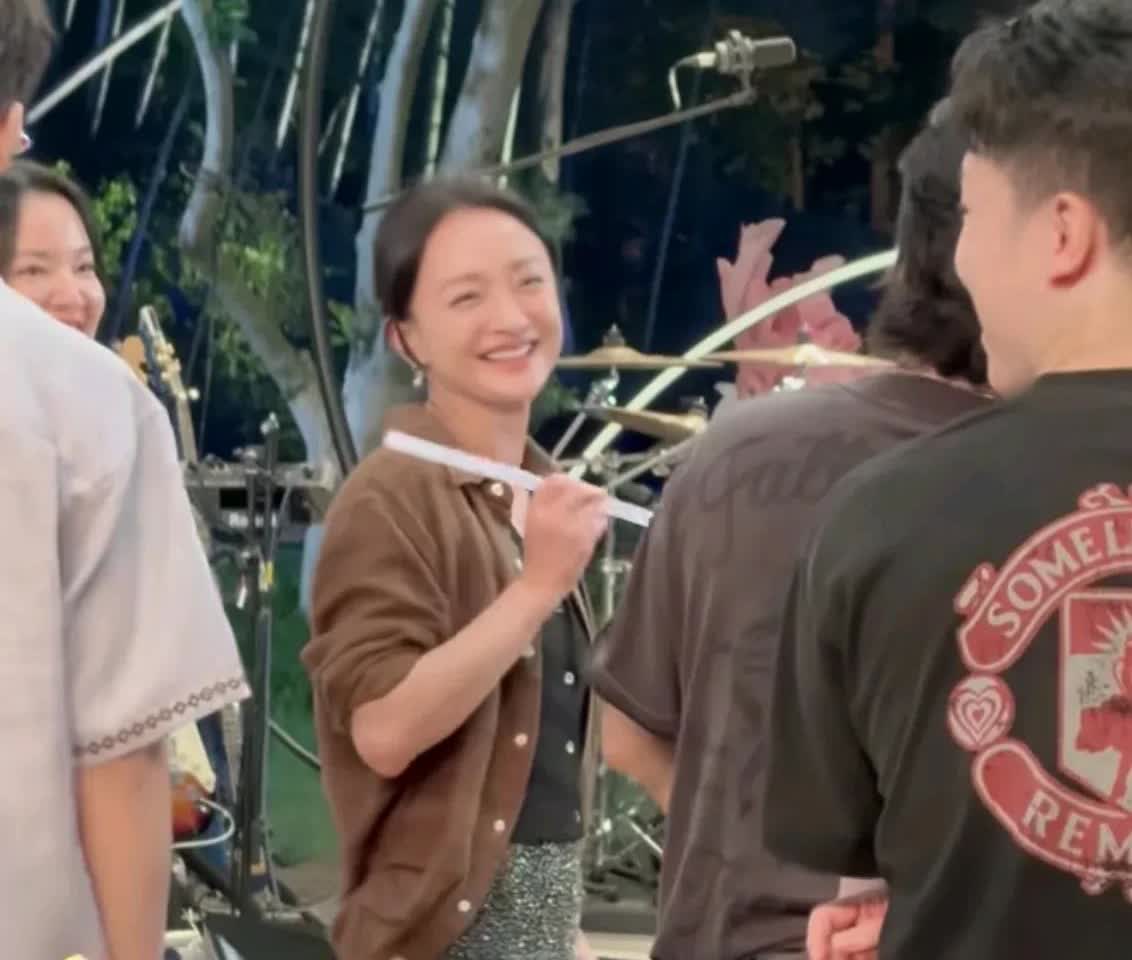 近日，周迅参加综艺，歌手郑钧突然曝光了她和前男友的甜蜜恋爱细节，太让人意想不到了