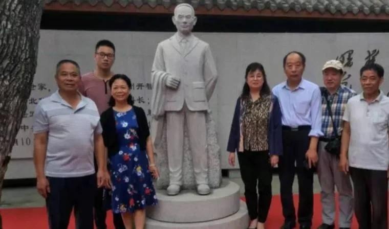 郑州大学有吴石奖学金。
是吴石儿子吴韶成设立的。
这份奖学金的背后，站着一位在隐