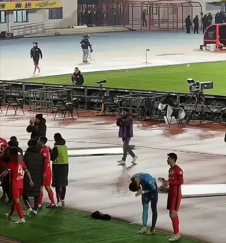搞不懂为什么颜骏凌会被喷，赛后只有颜骏凌对看台球迷深鞠躬致歉，上港球迷一直喊要他