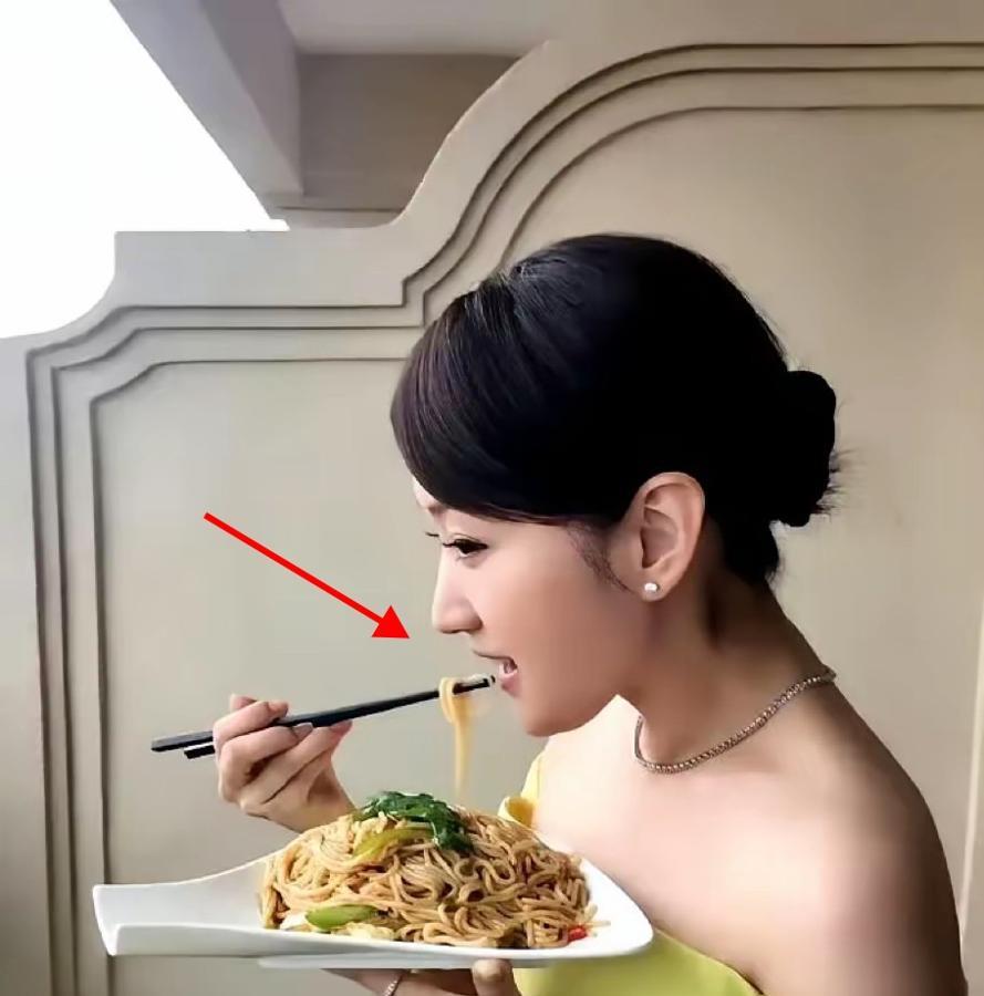 杨钰莹这吃面方式确实挺讲究的，一筷子就夹一根面，搁我这暴风吸入型选手看来属实憋屈