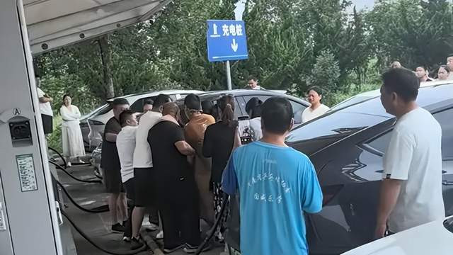 他们使出了九牛二虎之力，“电动爹”仍靠打架抢高速充电桩