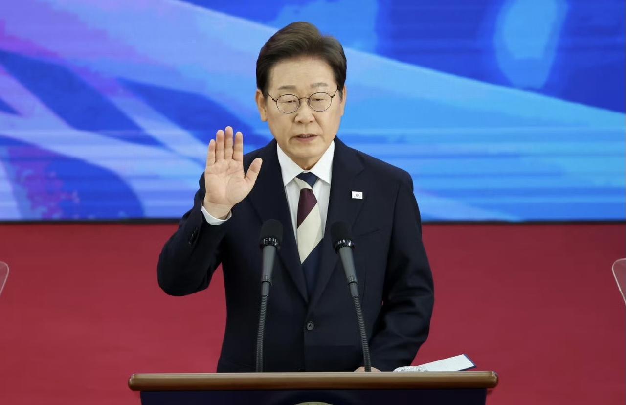 一片哗然，李在明上任第一天就闹出矛盾！多家外媒在报道中称，由于新当选的韩国总统李