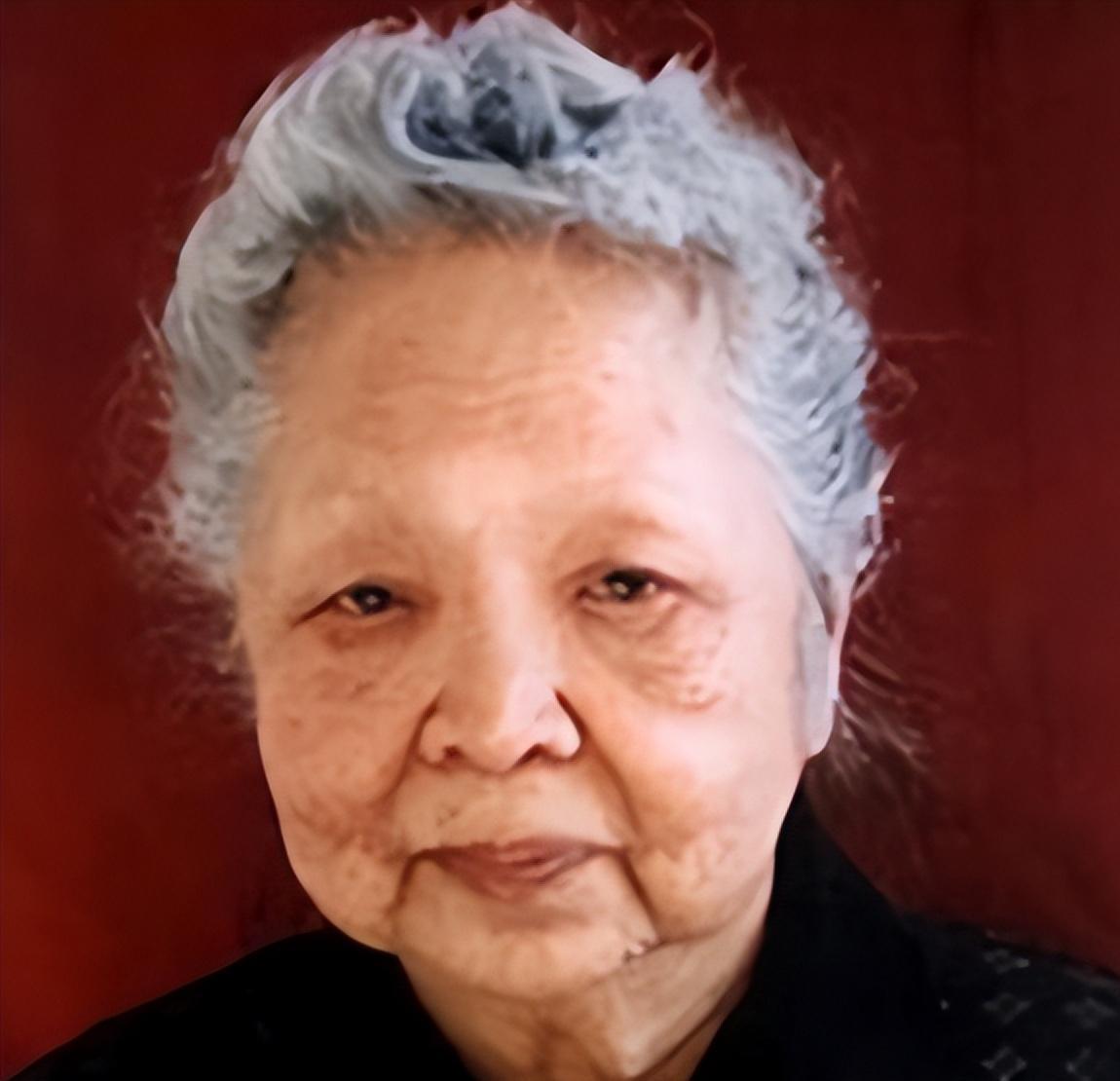 1957年，美国海关私吞了中国女人行李箱里的6800美金，她却开心地笑了，殊不知