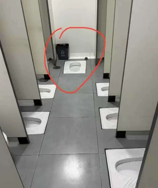 这个坑位更是权威的不行，有种看文武百官上早朝的感觉