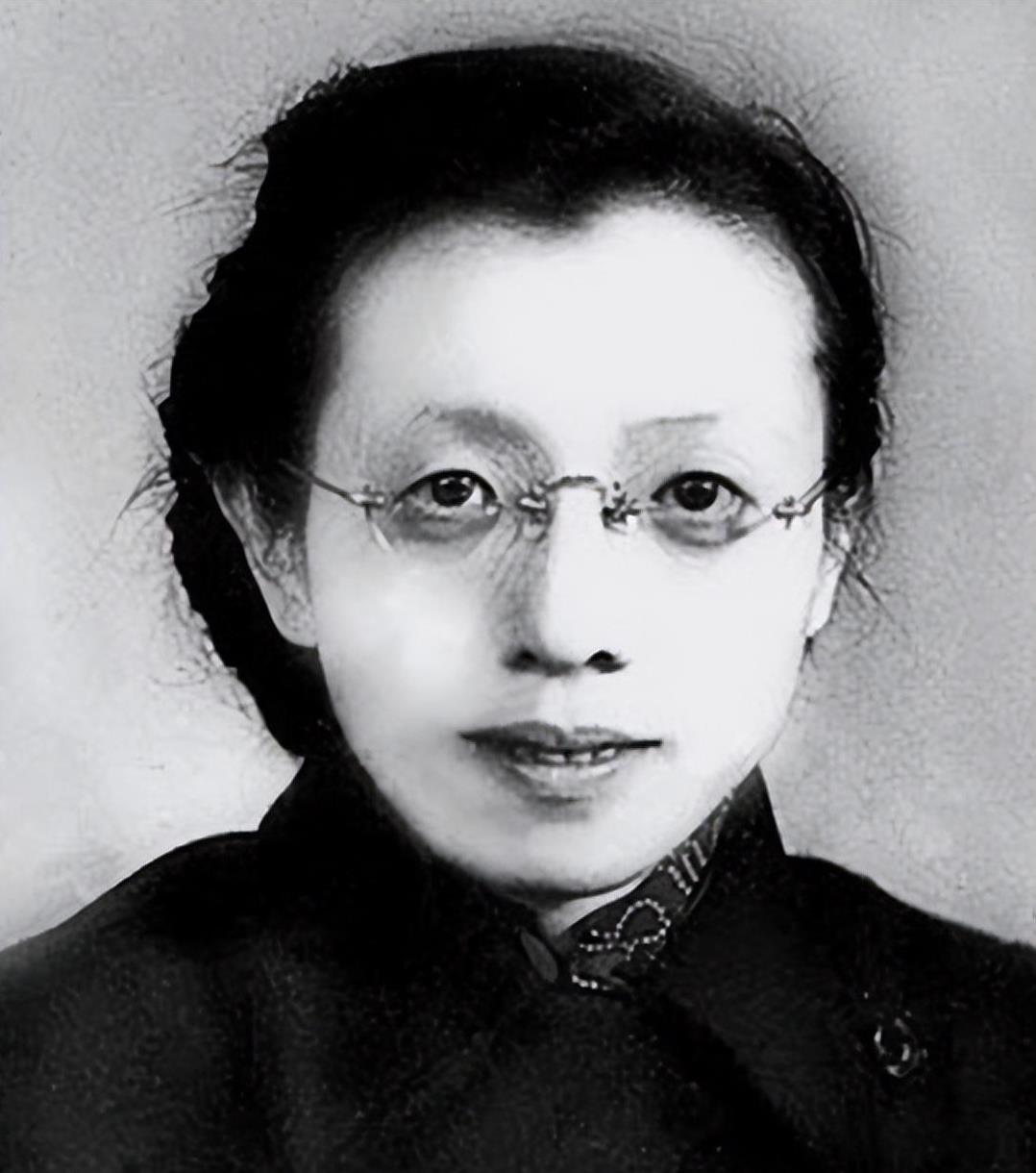 1949年南京解放后，一位贵妇走到南京总统府前，对哨兵说道：“我是陈修良，我想见