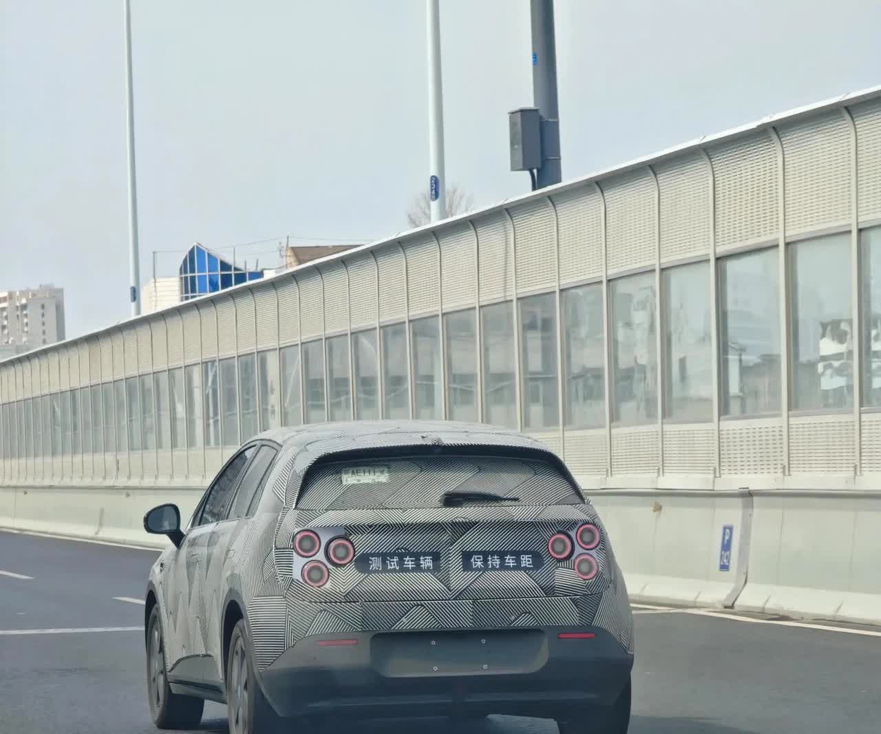 大家看看这款谍照车，路上拍到的，后面三个尾灯，坐标安徽合肥，应该是蔚来的萤火虫，