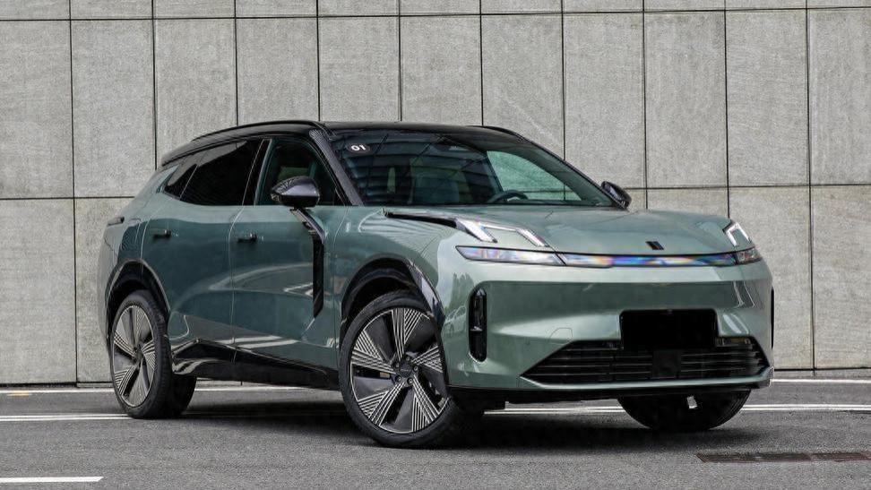 充一次电用两周，新岚图FREE对比领克08，谁更务实？