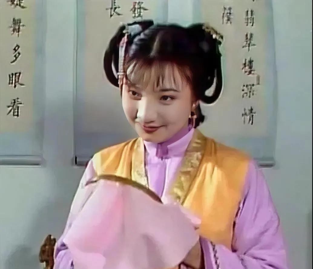 在《红楼梦》里，莺儿是个什么样的女孩？
有一次，因为春天到了，史湘云犯了杏瘫癣，